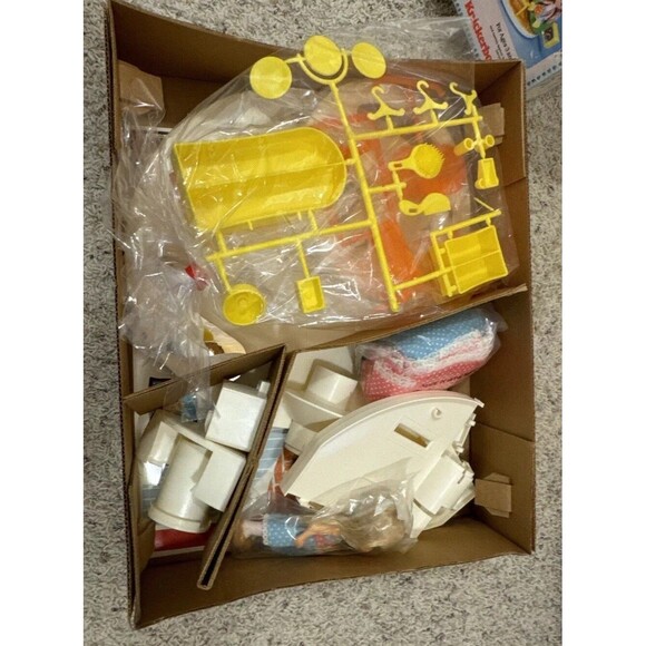 NEW & COMPLETE Knickerbocker Moppets Secret Doll House 1980 Mint Condition Rare - Picture 9 of 16